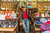 Verkäufer an seinem Stand mit typisch sizilianischen Mützen und Souvenirs,  Palermo, Sizilien, Italien, Europa 