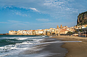 Strand Spiaggia Lungomare und die Altstadt mit der Kathedrale von Cefalu, Sizilien, Italien, Europa 