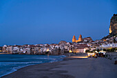 Strand Spiaggia Lungomare und die Altstadt mit der Kathedrale von Cefalu in der Abenddämmerrung, Sizilien, Italien, Europa