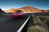 Auto fahren auf der Straße zum Vulkan El Teide in der Morgendämmerung, Teneriffa, Kanarische Inseln, Spanien, Atlantik, Europa