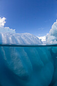 Halb oben und halb unten Foto eines Eisbergs vor Danco Island, Antarktis, Polarregionen