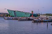 NEMO Science Center in der Abenddämmerung, Amsterdam, Benelux, Beneluxstaaten, Nordholland, Noord-Holland, Niederlande