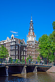 Brücke über den Kloveniersburgwal mit Turm der Zuiderkerk, Amsterdam, Benelux, Beneluxstaaten, Nordholland, Noord-Holland, Niederlande