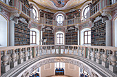 Blick in die Bibliothek mit Durchblick zum Refektorium im Benediktinerkloster St. Mang, Füssen, Ostallgäu, Allgäu, Bayern, Deutschland, Europa
