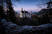Blick auf Schloss Neuschwanstein im Herbst bei Sonnenuntergang, Allgäuer Alpen, Allgäu, Bayern, Deutschland, Europa