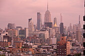 Blick von der Lower East Side auf die Skyline von Midtown mit dem Empire State Building, Manhattan, New York, New York, USA
