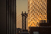 Wohnturm One Manhattan Square und ein Pfeiler der Manhattan Bridge, Lower East Side, Manhattan, New York, New York, USA