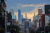 Blick auf die Skyline Midtown Manhattans mit dem Empire State Building von der Bowery Street, Manhattan, New York, New York, USA