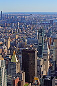 Blick vom Empire State Building auf den NY Life Building Tower (links) und rechts den Met Life Tower, Manhattan, New York, New York, USA