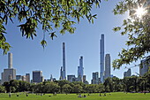 Sheep Meadow im Central Park mit den 'Pencil'-Skyscrapern der Billionaire Row (57 Street), Manhattan, New York, New York, USA