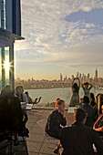 Blick von der Westlight Terrassenbar des William Vale Hotel nach Midtown Manhattan, Williamsburg, Brooklyn, New York, New York, USA