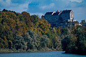 Burg von Burghausen - längste Burg der Welt im Herbst vom Salzachufer aus, Bayern, Deutschland