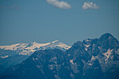 Bergpanorama links hinten Uebergossene Alm (Gletscher) Hochkoenig, Salzburg, Österreich, vorne Watzmann, Bayern, Deutschland