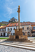 Friedensplatz von Trencin mit Pestsäule und Burg Trencin, Westslowakei, Slowakei