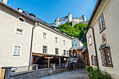 Gasse in der Stadt Salzburg mit Blick auf die Festung Hohensalzburg, Österreich