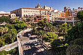 Blick auf den Parc Rochina im Sommer mit Mercat Des Claustre und Església del Carme im Hintergrund, Mahón, Balearische Inseln, Spanien
