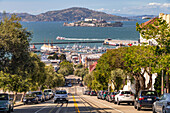 Ausblick auf den Hafen am Hyde Street Pier sowie die Insel Alcatraz in der Bay Area, San Francisco, Kalifornien, USA