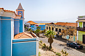 Blick auf die blaue Kirche und eine malerische Straße in São Filipe auf der Insel Fogo, Kapverdische Inseln