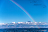 Regenbogen und Blick auf Teneriffa und den Berg Teide, Hermigua, La Gomera, Kanarische Inseln, Spanien  