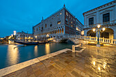 Morning mood on the promenade in front of the Doge's Palace