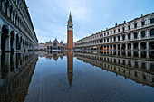 Venedig - Markusplatz mit Hochwasser, Venezien, Italien