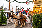 Pferdekutsche mit Weihnachtsmann im Hafen von Nyhavn, Kopenhagen, Dänemark, Winter