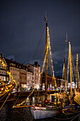 Blick am Abend im Advent auf den Hafen von Nyhavn in Kopenhagen, Historische Segelschiffe, Dänemark, Winter