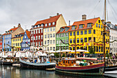 Blick auf die Boote in Hafen von Nyhavn in Kopenhagen, Dänemark, Winter