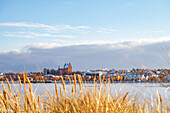 Winterstimmung am Binnensee von Heiligenhafen mit Blick auf die Kirche, Ostsee, Ostholstein, Schleswig-Holstein, Deutschland
