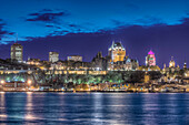 Quebec City, Chateau Frontenac und die Gebäude der Stadt über den Fluss St. Lawrencen gesehen.