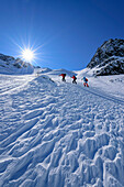 Drei Personen auf Skitour steigen zum Höllensteinkar auf, Höllensteinkar, Tuxer Tal, Zillertaler Alpen, Tirol, Österreich