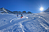 Zwei Frauen auf Skitour fahren durch Pulverschnee ab, Tuxer Tal, Zillertaler Alpen, Tirol, Österreich