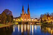 Illuminated Paulskirche over the river Ill, St. Paul, Église réformée Saint-Paul, Strasbourg, Strasbourg, UNESCO World Heritage Strasbourg, Alsace, Grand Est, France