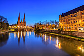 Illuminated Paulskirche over the river Ill, St. Paul, Église réformée Saint-Paul, Strasbourg, Strasbourg, UNESCO World Heritage Strasbourg, Alsace, Grand Est, France