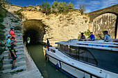 Boot fährt durch den Tunnel von Malpas, Malpas, Canal du Midi, UNESCO Welterbe Canal du Midi, Okzitanien, Frankreich