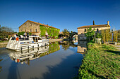 Boot am Canal du Midi fährt auf Le Somail zu, Le Somail, Canal du Midi, UNESCO Welterbe Canal du Midi, Okzitanien, Frankreich
