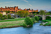 Festung Cite de Carcassonne mit Fluss Aude im Vordergrund, Carcassone, Canal du Midi, UNESCO Welterbe Canal du Midi, Okzitanien, Frankreich