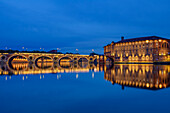 Beleuchtetes Medizin-historisches Museum spiegelt sich in der Garonne, Toulouse, Canal du Midi, UNESCO Welterbe Canal du Midi, Okzitanien, Frankreich