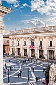 Menschen am Kapitolsplatz mit Palazzo Nuovo, Piazza del Campidoglio, Rom, Italien