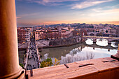 Stadtpanorama von der Engelsburg aus gesehen auf den Fluss Tiber und Brücke Pont Sant' Angelo, Rom, Italien