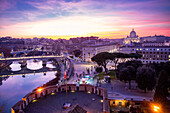 Stadtpanorama von der Engelsburg aus gesehen auf den Fluss Tiber, bei Sonnenuntergang, Rom, Italien