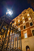 Typischer historischer Palast bei Nacht, Rom, Italien