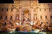 Fontana di Trevi Brunnen bei Nacht vor dem Palast 'Palazzo Poli', Piazza di Trevi, Rom, Italien