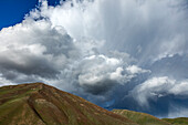 Usa, Idaho, Bellevue, Dramatic clouds over foothills near Sun Valley