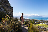 Teenager-Mädchen (16-17), Wandern in den Bergen mit Blick auf die Küste, Hermanus, Südafrika