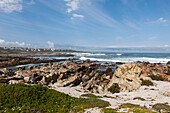 Felsige Küste und blauer Himmel, Südafrika
