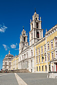 Portugal, Marfra, Town square with Mafra Palace