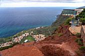 Die Aussichtsplattform Mirador de Abrante mit Blick auf Agulo, La Gomera, Kanarische Inseln, Spanien