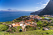 Blick vom Aussichtspunkt Mirador de Abrante auf Agulo und die Insel Teneriffa, La Gomera, Kanarische Inseln, Spanien 