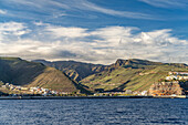 Blick vom Meer auf La Gomera mit der Hauptstadt San Sebastián de La Gomera, La Gomera, Kanarische Inseln, Spanien 